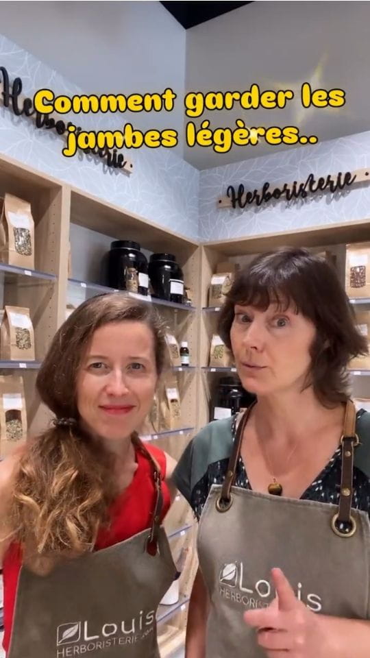 Deux femmes en tablier dans une herboristerie devant des étagères de produits, avec le texte : Comment garder les jambes légères..