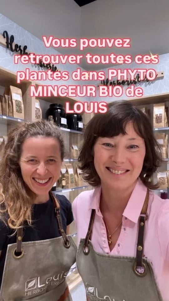 Deux femmes souriantes en tablier Louis Herboristerie devant des étagères de plantes, avec le texte Vous pouvez retrouver toutes ces plantes dans PHYTO MINCEUR BIO de LOUIS.