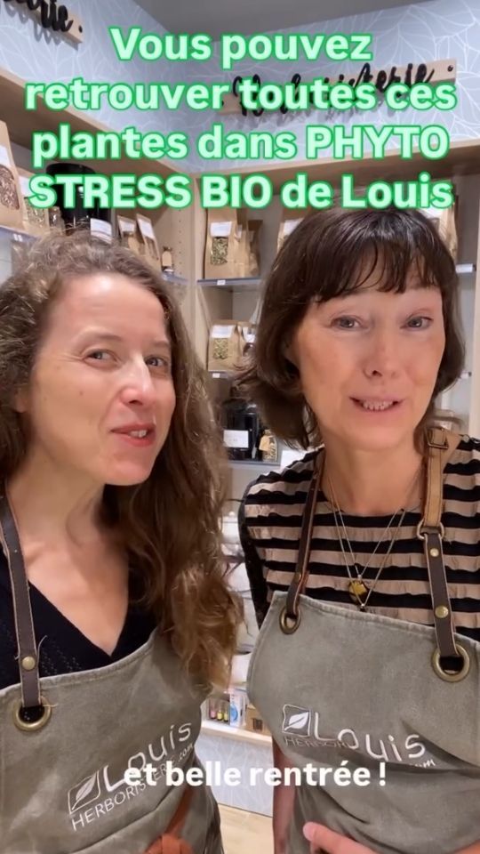 Deux femmes en tablier Louis Herboristerie devant des étagères de plantes, avec le texte Vous pouvez retrouver toutes ces plantes dans PHYTO STRESS BIO de Louis et la mention et belle rentrée !