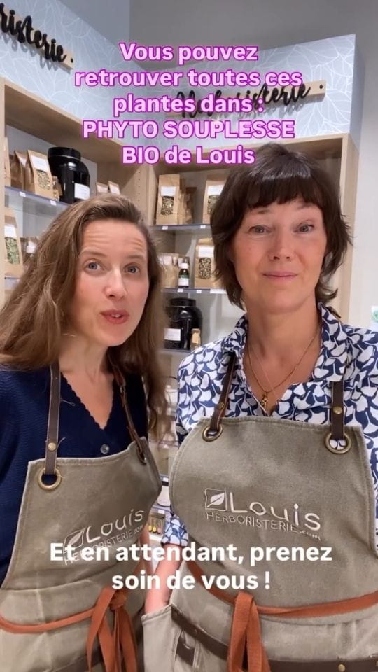 Deux femmes en tablier Louis Herboristerie devant des étagères de plantes, avec le texte Vous pouvez retrouver toutes ces plantes dans : PHYTO SOUPLESSE BIO de Louis et la mention Et en attendant, prenez soin de vous !