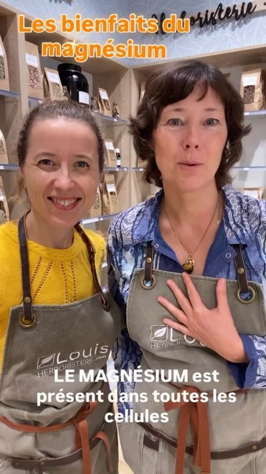 Deux femmes en tablier Louis Herboristerie devant des étagères de plantes, avec les textes incrustés Les bienfaits du magnésium et LE MAGNÉSIUM est présent dans toutes les cellules.