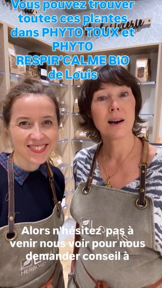 Deux femmes en tablier Louis Herboristerie devant des étagères de plantes, avec les textes incrustés Vous pouvez trouver toutes ces plantes dans PHYTO TOUX et PHYTO RESPIR'CALME BIO de Louis